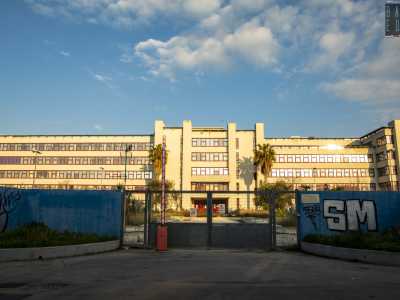 Sulla sinistra a dominare � invece la carcassa grigia dell�ex Tribunale, protagonista di una storia travagliata iniziata nel 1998 e conclusasi con il suo abbandono vent�anni dopo